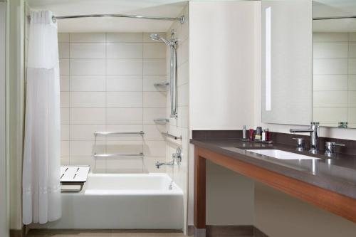 Sheraton North Houston at George Bush Intercontinental — Bathroom