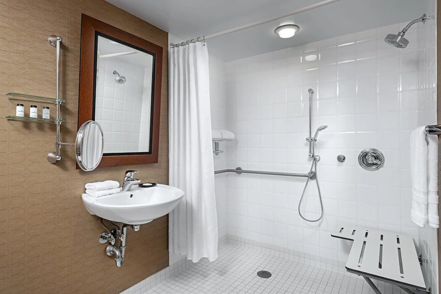 Sheraton Ontario Airport Hotel — Bathroom