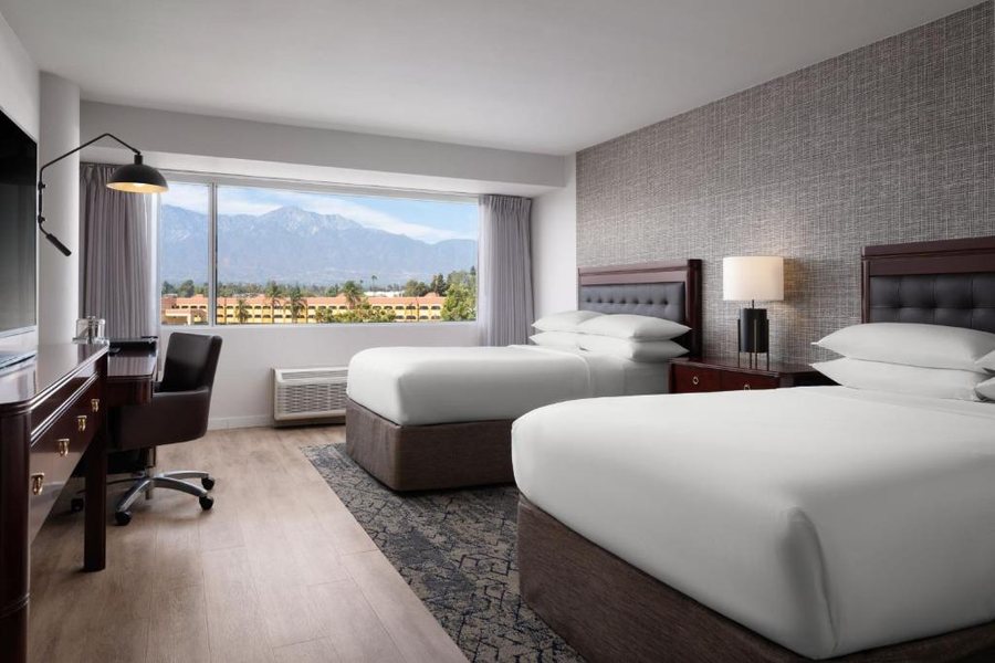 Sheraton Ontario Airport Hotel — Guest room