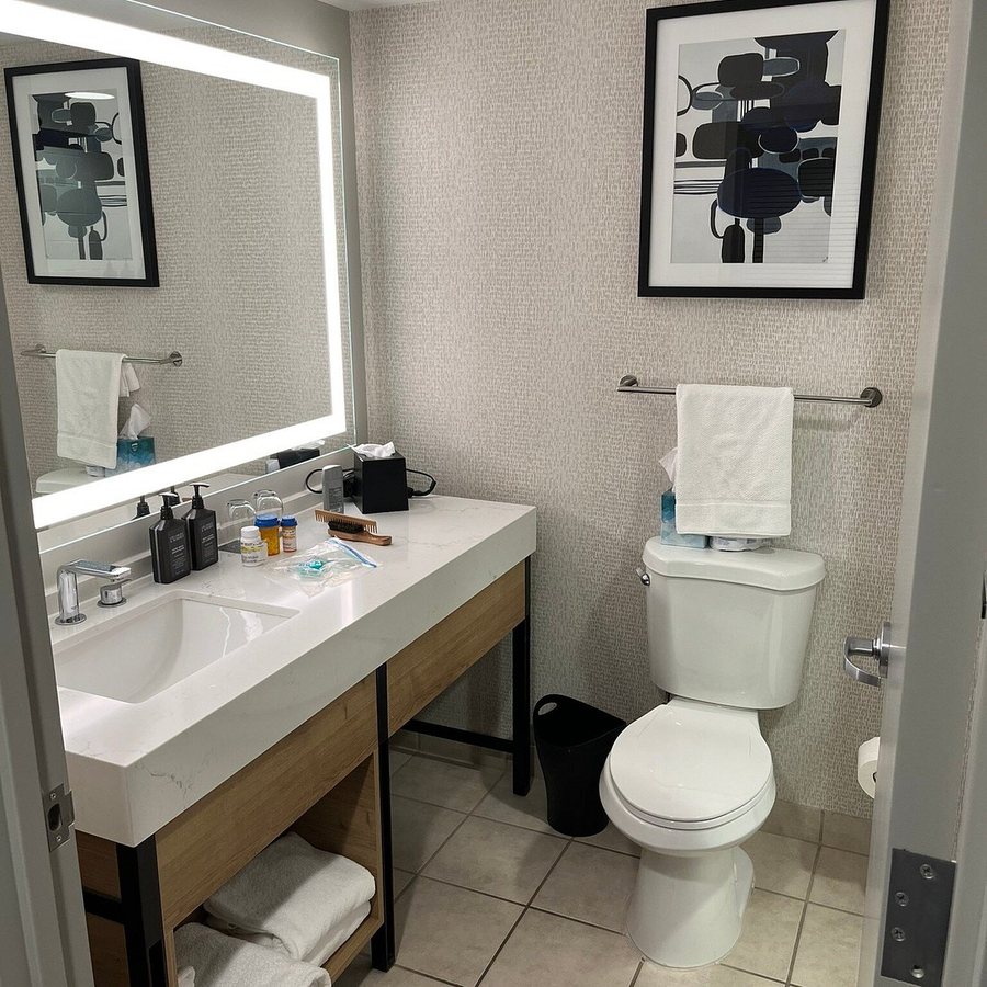 Sheraton Overland Park Hotel At The Convention Center — Bathroom