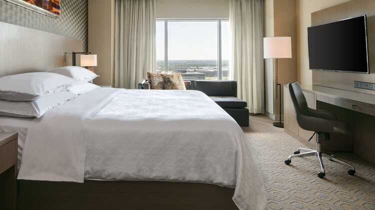 Sheraton Overland Park Hotel At The Convention Center — Guest room