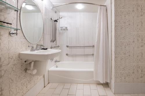 Sheraton Philadelphia Downtown — Bathroom