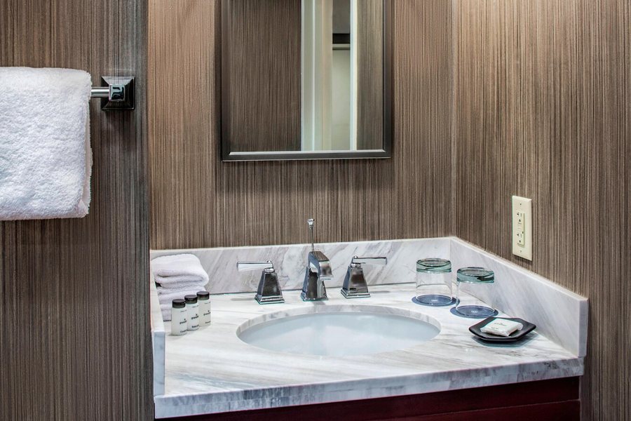 Sheraton Philadelphia University City Hotel — Bathroom