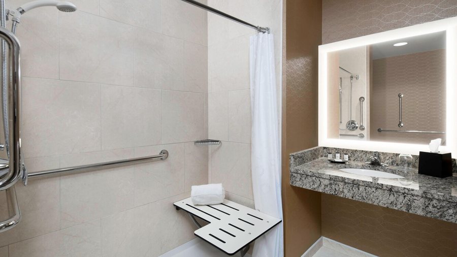 Sheraton Pittsburgh Airport Hotel — Bathroom