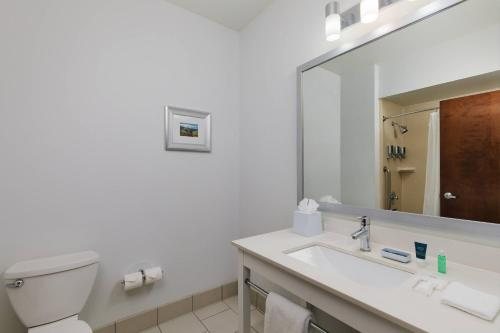 Sheraton Portland Airport Hotel — Bathroom