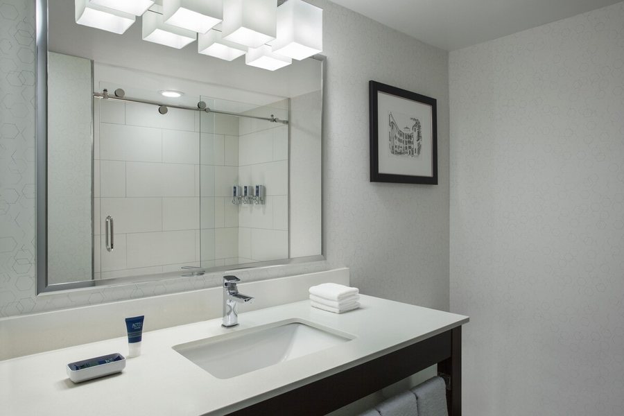 Sheraton Richmond Airport Hotel — Bathroom
