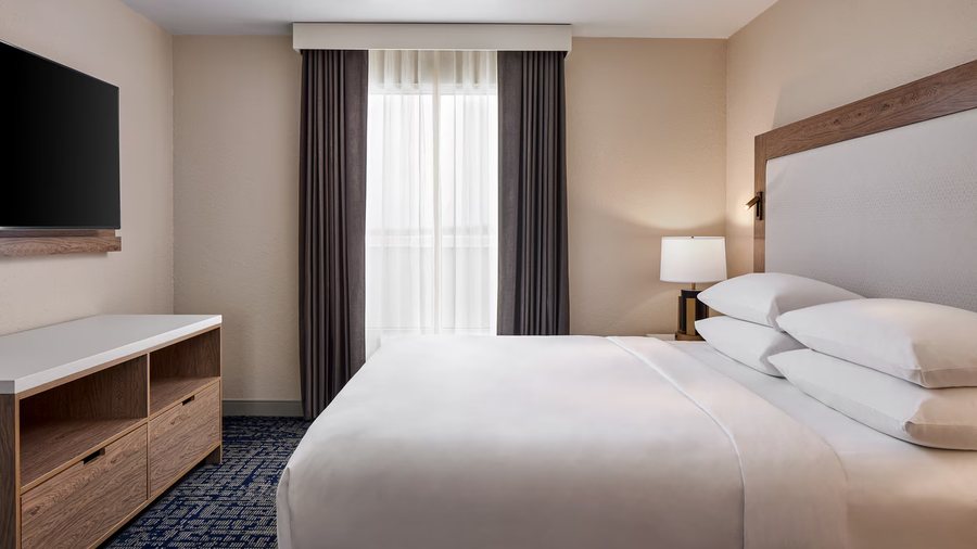 Sheraton Richmond Airport Hotel — Guest room