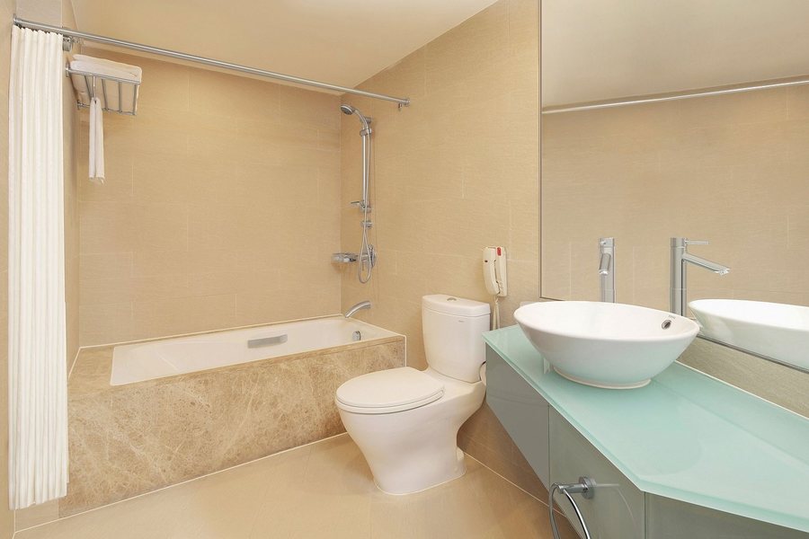 Sheraton Shanghai Hongkou Hotel — Bathroom