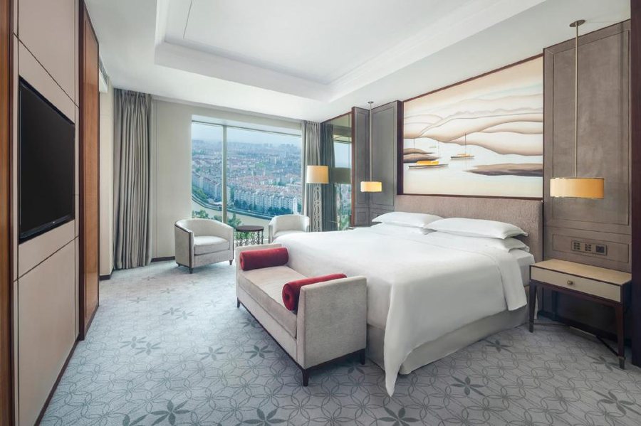 Sheraton Shanghai Hongkou Hotel — Guest room