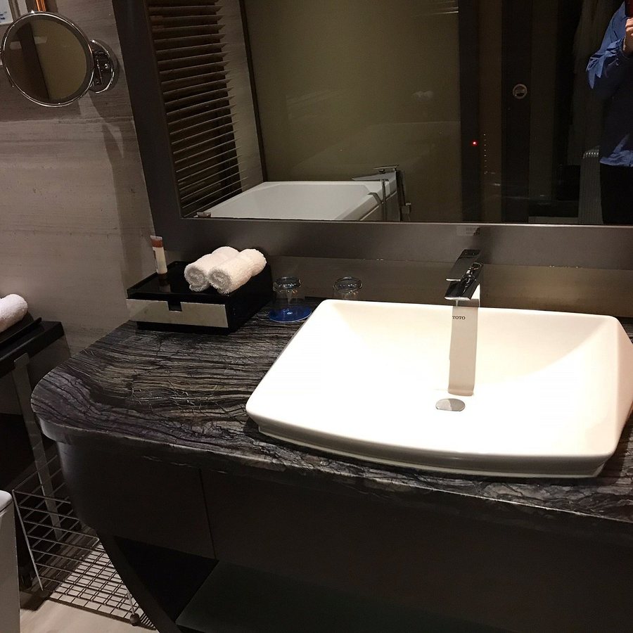 Sheraton Shanghai Waigaoqiao Hotel — Bathroom