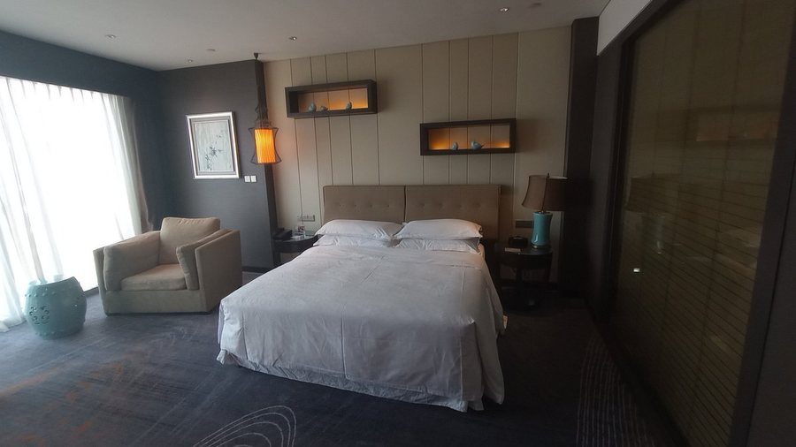 Sheraton Shanghai Waigaoqiao Hotel — Guest room