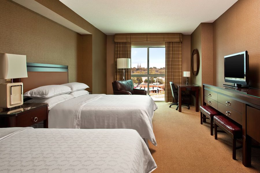 Sheraton Sioux Falls Hotel Convention Center — Guest room