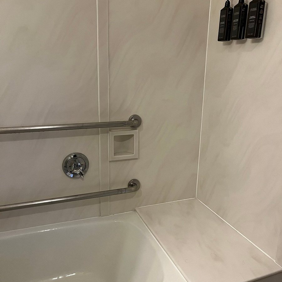 Sheraton Springfield Monarch Place Hotel — Bathroom