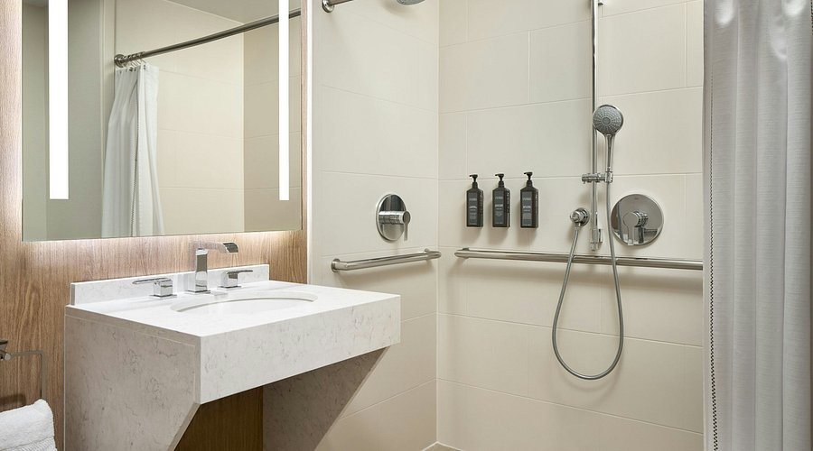 Sheraton Suites Chicago O Hare — Bathroom