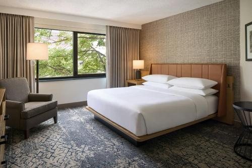 Sheraton Suites Chicago O Hare — Guest room