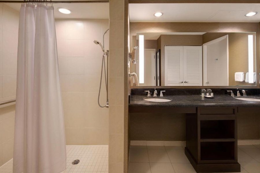 Sheraton Suites Fort Lauderdale West — Bathroom