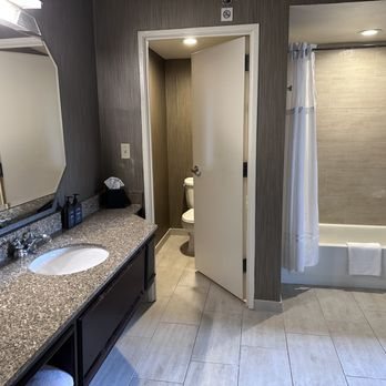 Sheraton Suites Galleria atlanta — Bathroom