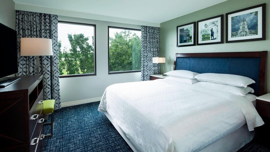 Sheraton Suites Philadelphia Airport — Guest room
