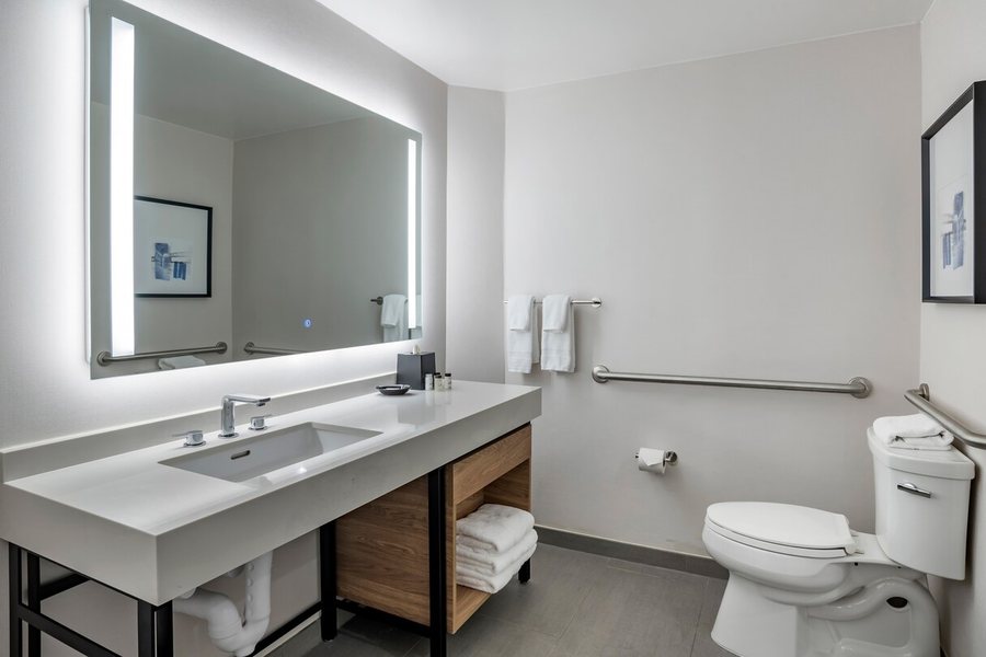 Sheraton Suites Wilmington Downtown — Bathroom