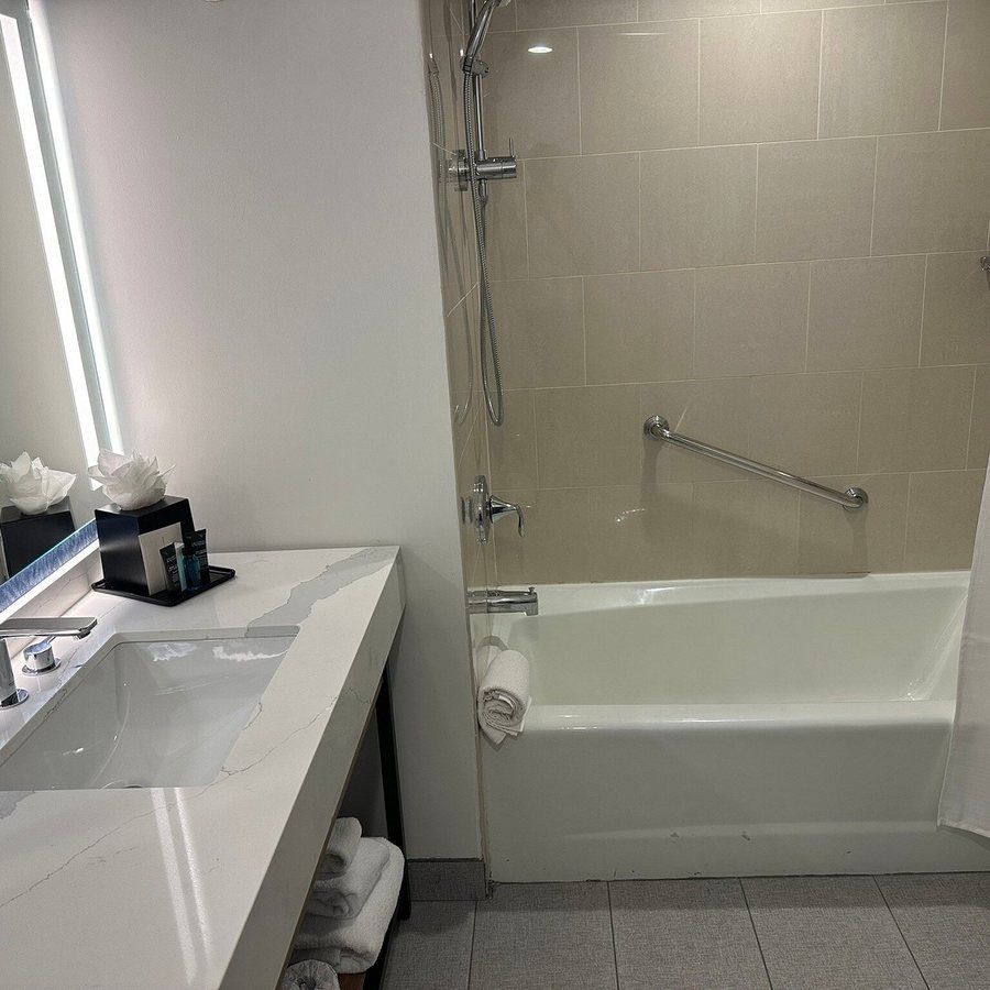 Sheraton Tampa Brandon Hotel — Bathroom