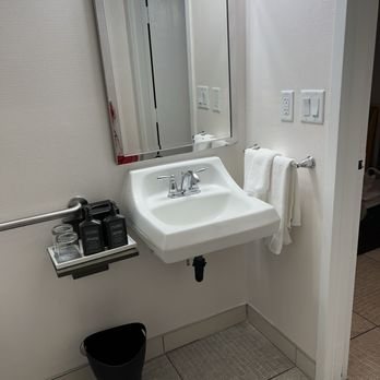 Sheraton Tucson Hotel Suites — Bathroom
