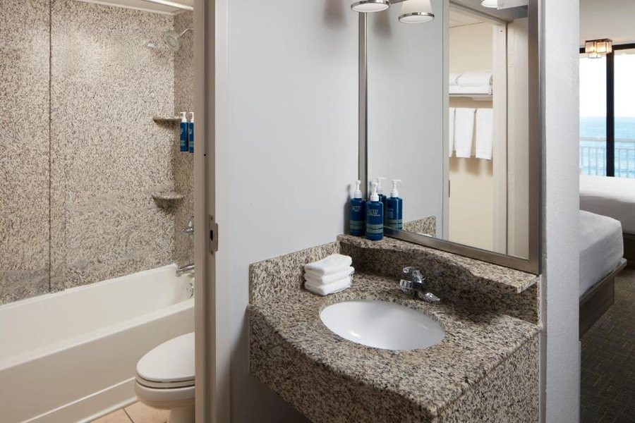 Sheraton Virginia Beach Oceanfront Hotel — Bathroom