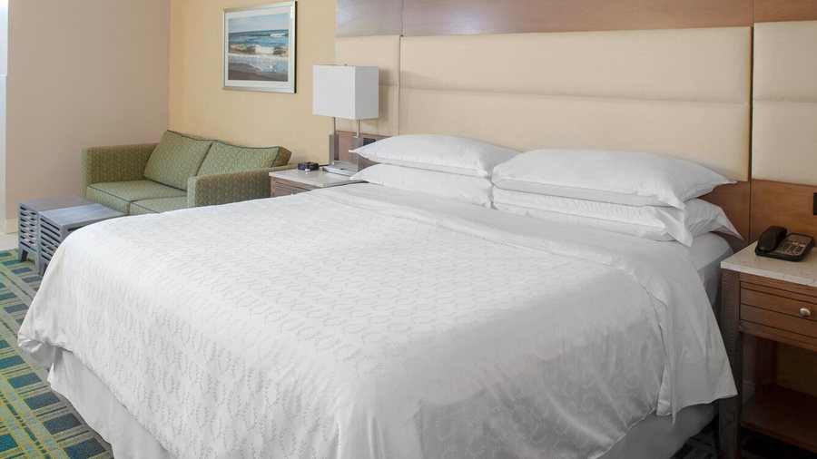 Sheraton Virginia Beach Oceanfront Hotel — Guest room