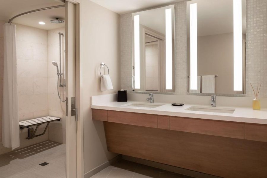 Sheraton Waikiki Beach Resort Honolulu Oahu Hawaii — Bathroom