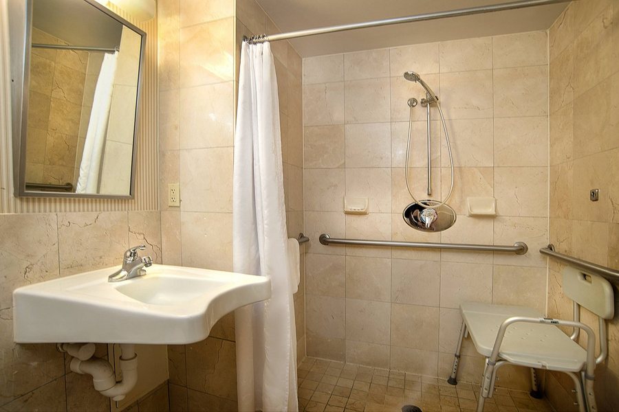 Sheraton Westport Chalet Hotel St Louis — Bathroom