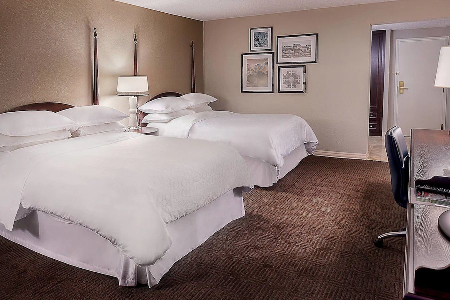 Sheraton Westport Chalet Hotel St Louis — Guest room