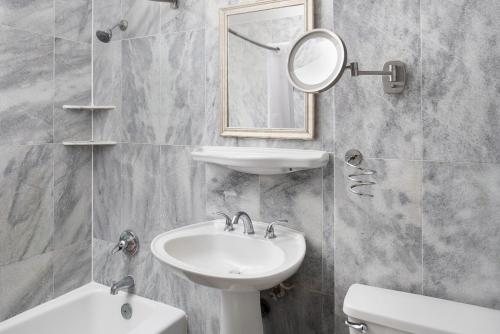Sherry Frontenac Oceanfront Hotel — Bathroom