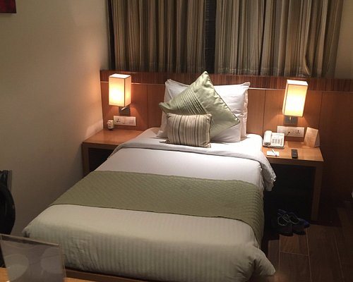 Shervani Nehru Place — Guest room