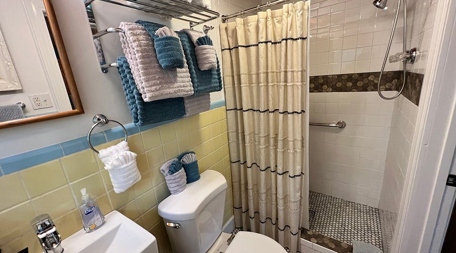 Sherwood Court — Bathroom