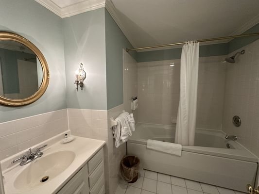 Sherwood Inn — Bathroom