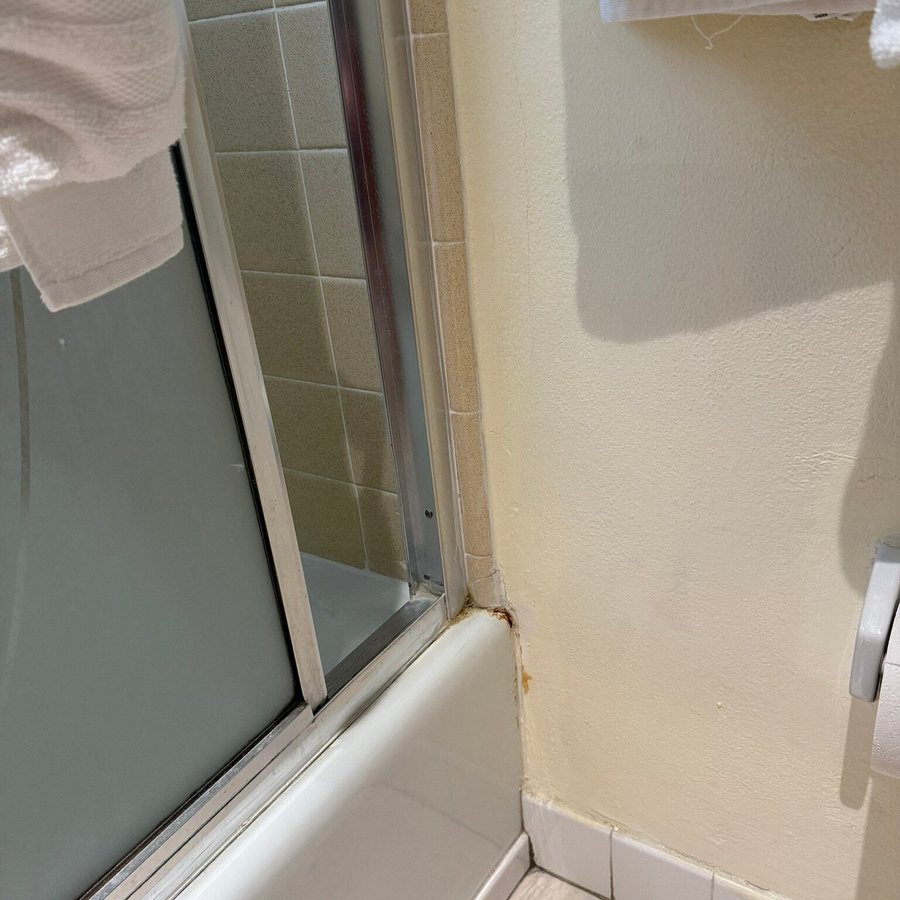 Shore Haven Resort Inn — Bathroom