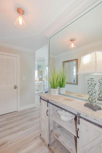 Shoreline Towers — Bathroom