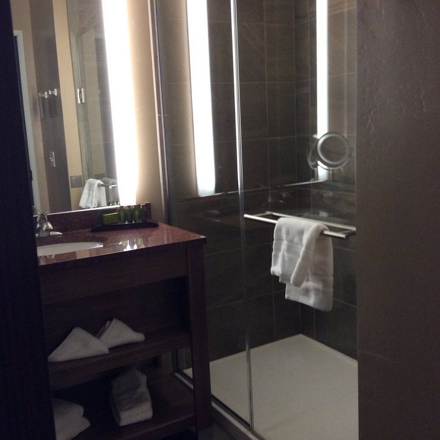 Shoshone Rose Casino Hotel — Bathroom