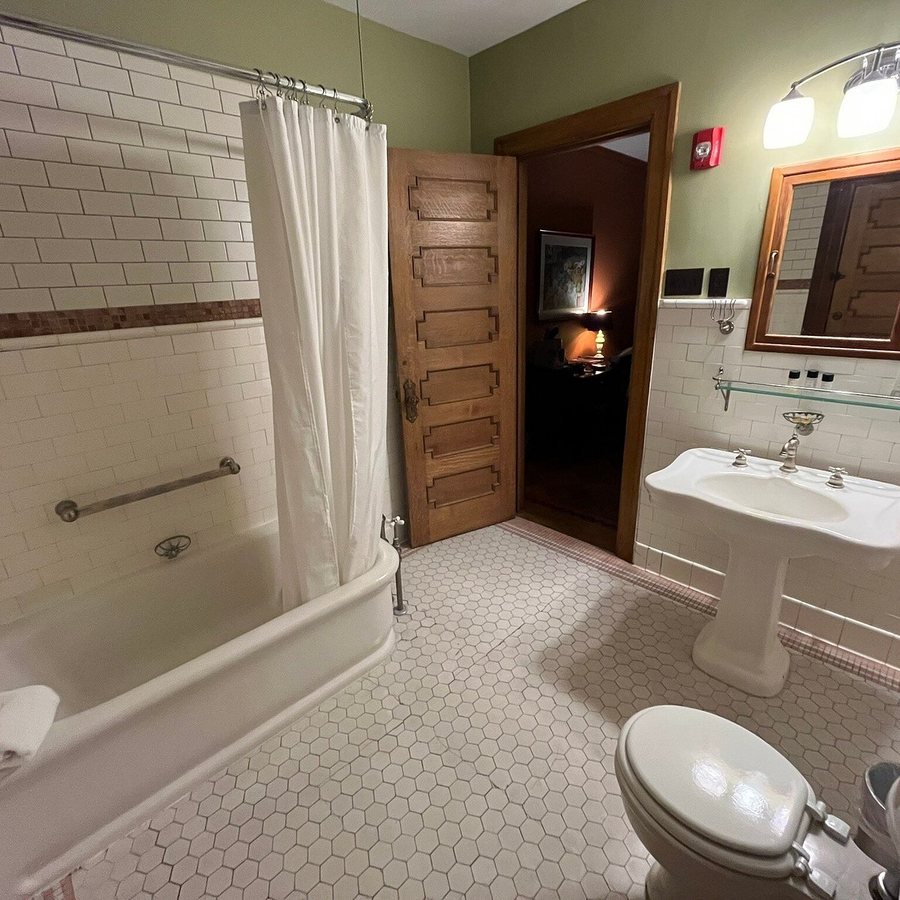 Showers Inn — Bathroom