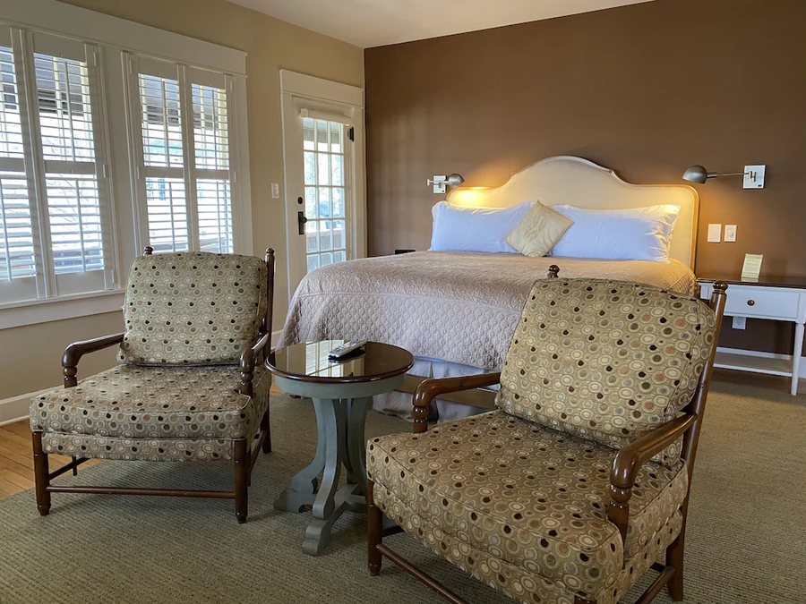 Showers Inn — Guest room