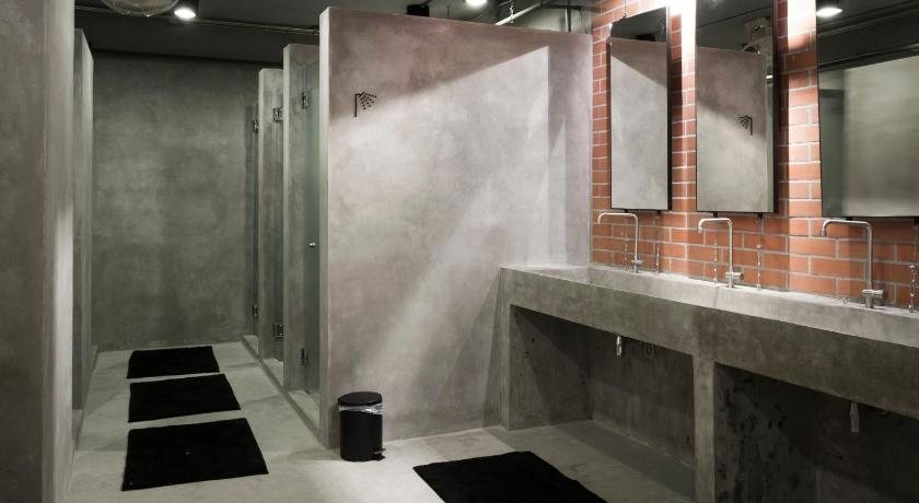 Siamaze Hostel — Bathroom