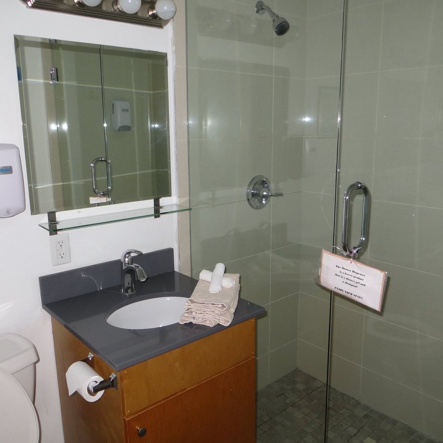 Sibi Beach Hotel — Bathroom