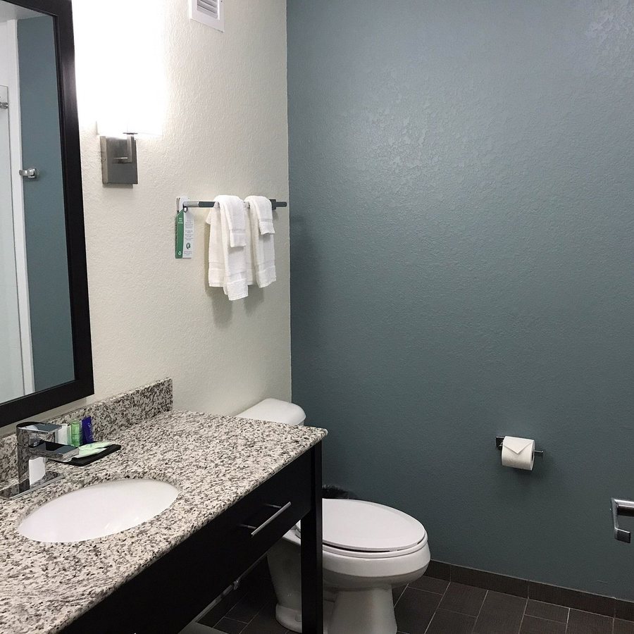 Sibley Inn Sibley Iowa — Bathroom