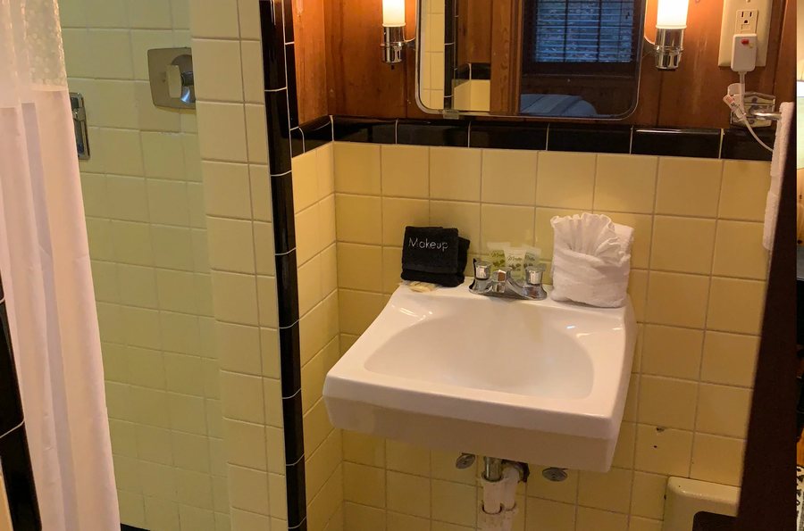 Sidney James Mountain Lodge — Bathroom
