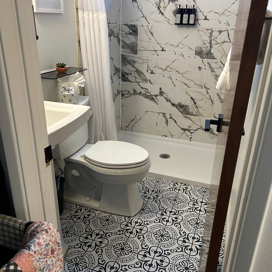 Sierra Blue Hotel Swim Club — Bathroom