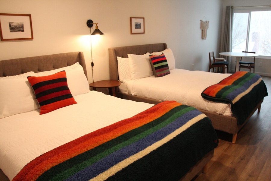 Sierra Blue Hotel Swim Club — Guest room