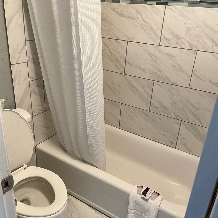 Sierra Inn — Bathroom