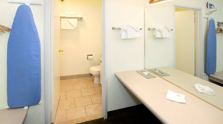Sierra Lodge — Bathroom