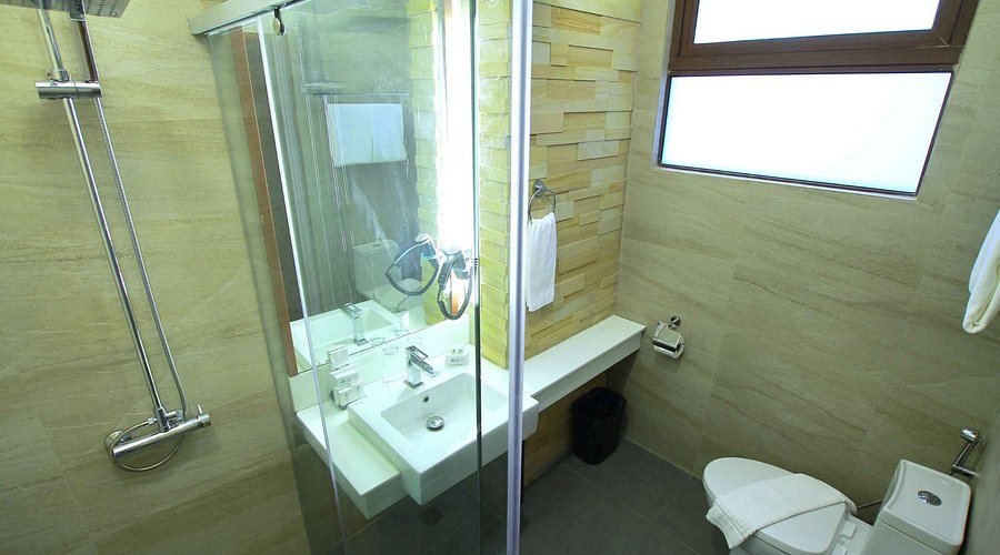 Sierra Pines Resort — Bathroom