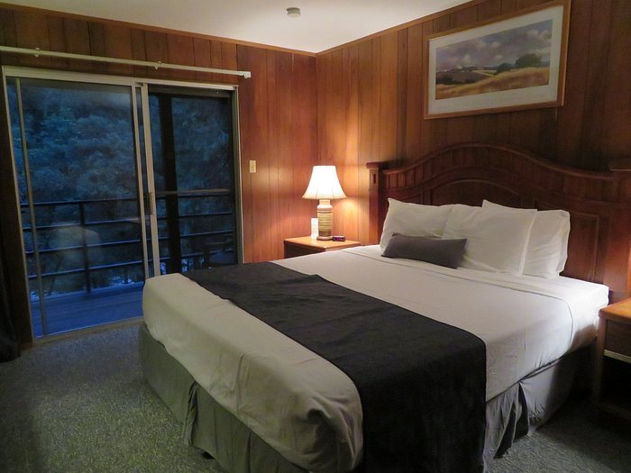 Sierra Pines Resort — Guest room