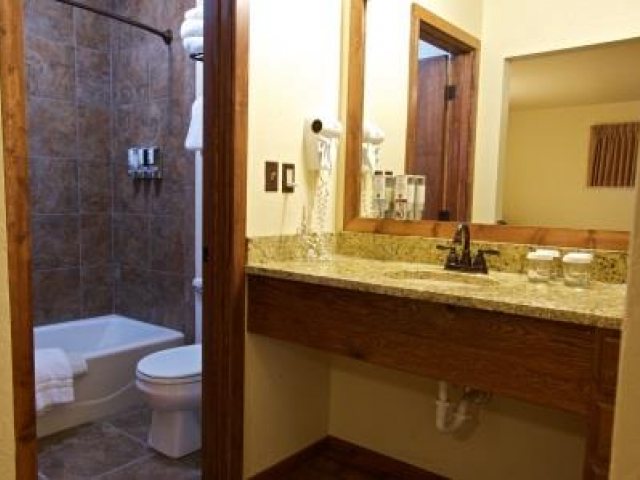 Signal Mountain Lodge — Bathroom